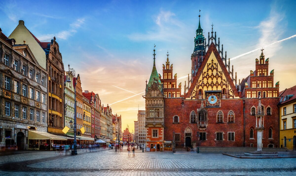 Which district is best to live in, which is the most affordable, and what should you pay attention to when renting? Browse our guide to discover the smartest ways to quickly and smoothly rent a flat in Wrocław.